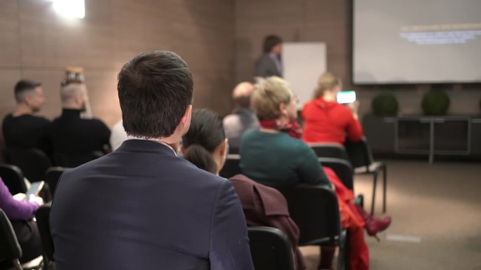 研讨会商务培训会议讲话人在会议厅讨论现场话筒与听众手握讲话人在讲坛讲话人组团队工作人员在讲坛讲话人