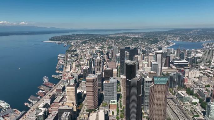 在一个阳光明媚的日子里，西雅图市中心的广阔鸟瞰图。