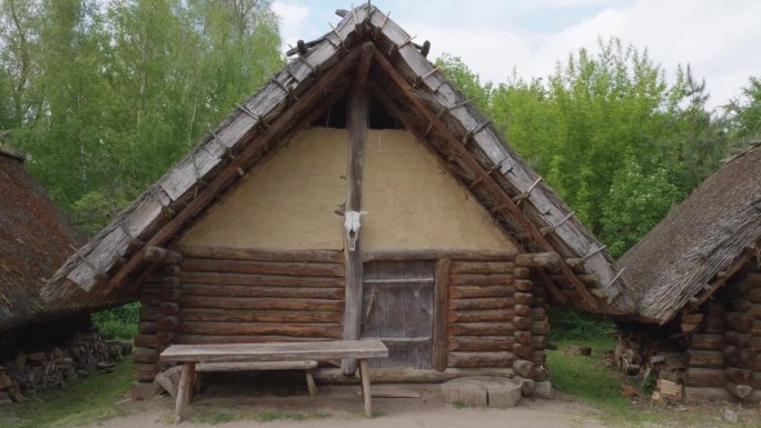 古老的斯拉夫木屋-比斯库平，波兰- Pan Up