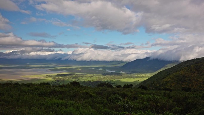 在恩戈罗恩戈罗火山口，苍翠的群山映衬着天空