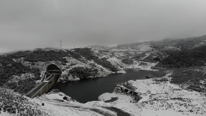 航拍高原雪景水墨画风格意境唯美