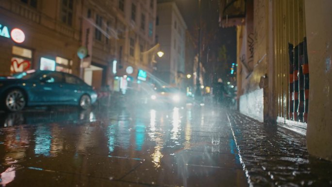 匈牙利布达佩斯市雨季夜间城市街道上车辆的路面水平