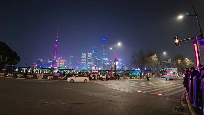 上海外滩斑马线行人过马路