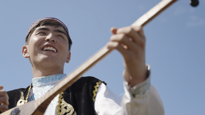 载歌载舞的新疆哈萨克族人