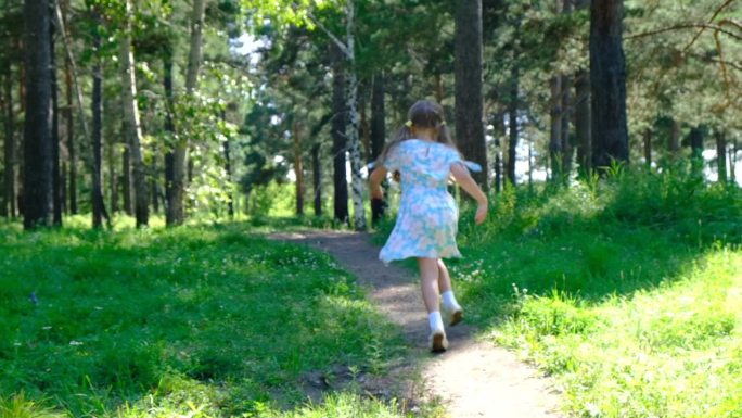 孩子女孩在草地，森林，散步，跑步和快乐的时间在阳光明媚的夏日，呼吸。雨后的森林，空气清新。享受生活