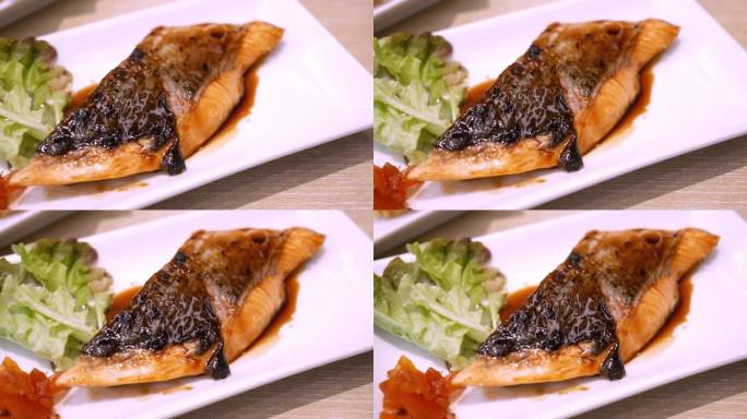 从画面的右边到左边是一盘烤鲑鱼排，上面涂着照烧酱。