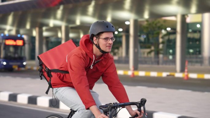 年轻人在城市里送自行车。