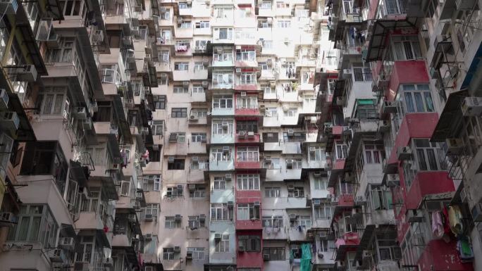 怪物建筑鱼涌。香港宜昌和宜发旧公寓的外部建筑，无人机鸟瞰图。亚洲住宅生活变压器建筑。向上倾斜镜头。