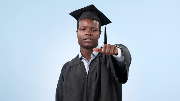 回顾，面对和黑人或毕业生拇指向下的学校经历。消极，毕业和非洲学生的肖像与手势的大学反馈在工作室背景