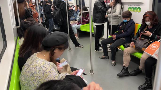 4K原创 上海地铁人挤人低头族