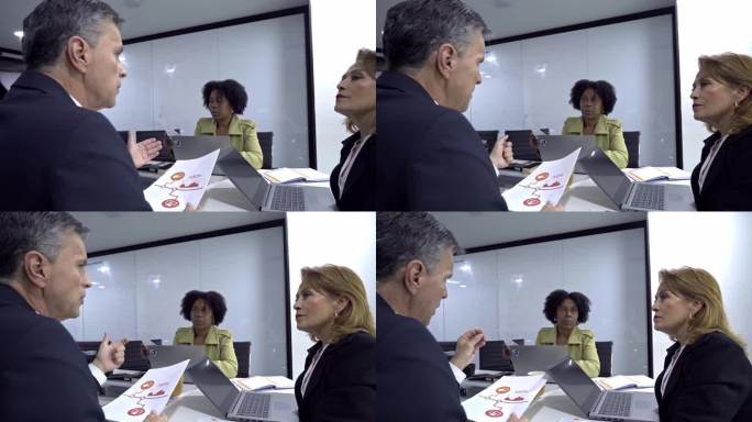 同事审阅营销活动的新提案