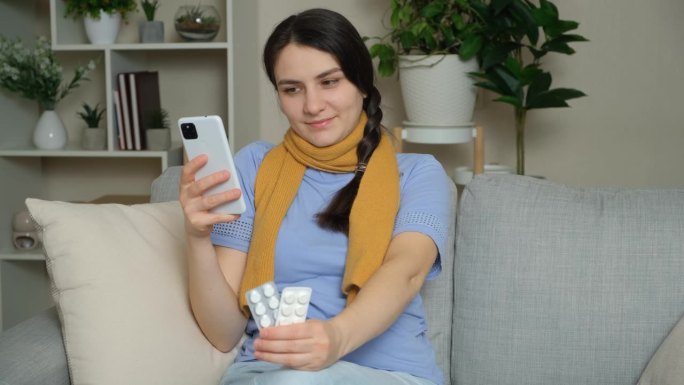 妇女在家用智能手机在网上阅读药物使用说明