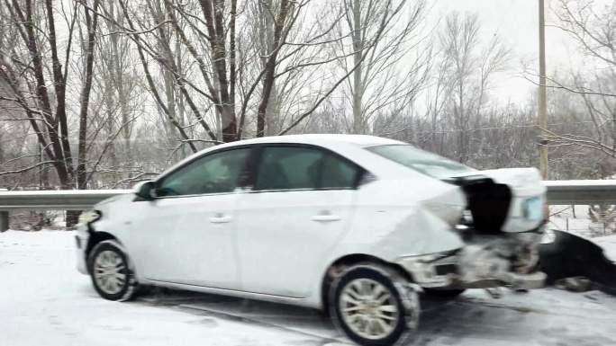 高速公路皑皑白雪和发生交通事故的车辆