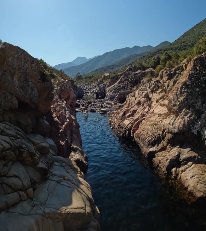 垂直拍摄的淡水河流在法哥河，法哥谷在科西嘉岛，法国，欧洲。
