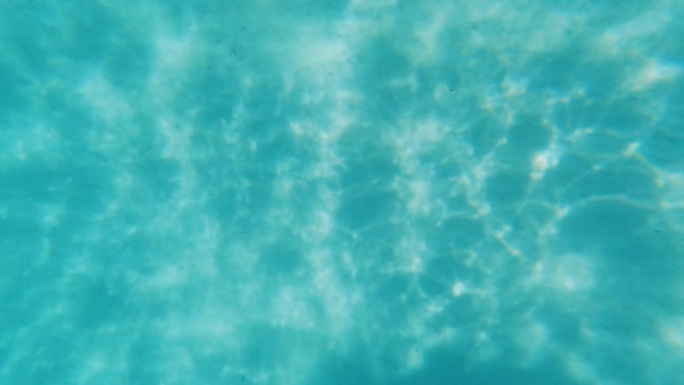 抽象的阳光反射在海底在地中海科西嘉岛，法国，欧洲。