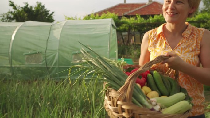 一位女农民提着一篮子农产品