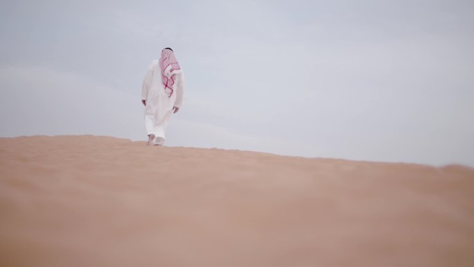 沙特人独自走在沙漠中沙漠行走