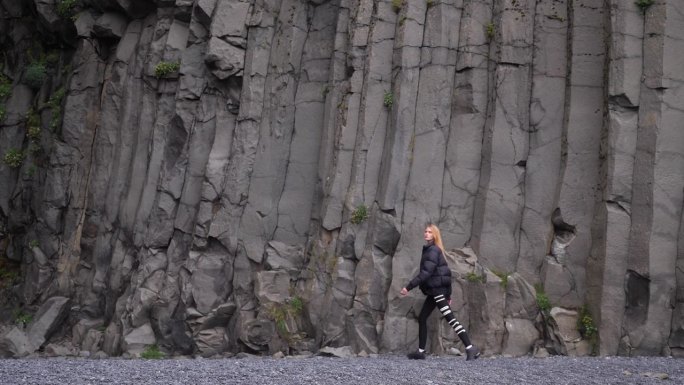 冰岛Reynisfjara黑海滩上的金发美女