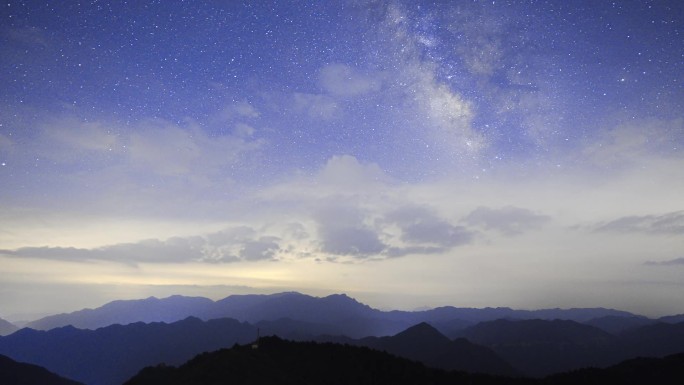 英仙座流星雨延时拍摄于饭甄尖