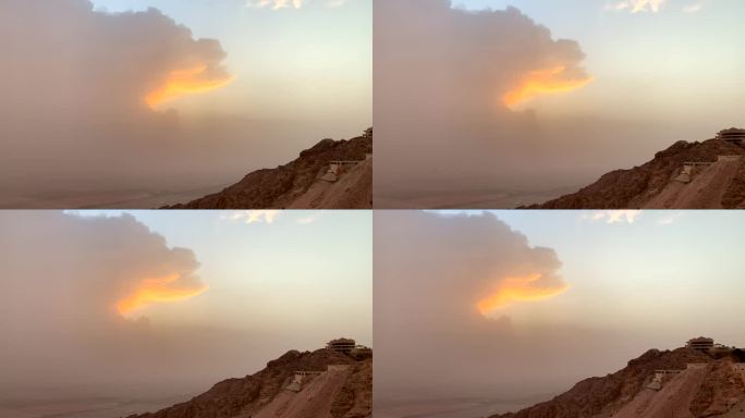 日落时分，沙暴过后，杰贝勒·哈弗特山顶的云层中闪烁着灯光