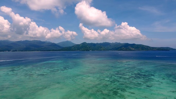 蓝水和夏季海岸海景鸟瞰图。在大西洋岛屿到海滨度假胜地的放松自然中旅行。全景海岸与彩色天空和海洋泻湖在