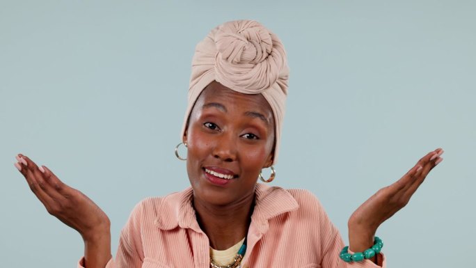 黑人女性在演播室里困惑地耸耸肩，用灰色背景做手势。怀疑，肖像和非洲女士模特的问题，决定或手掌比例表情