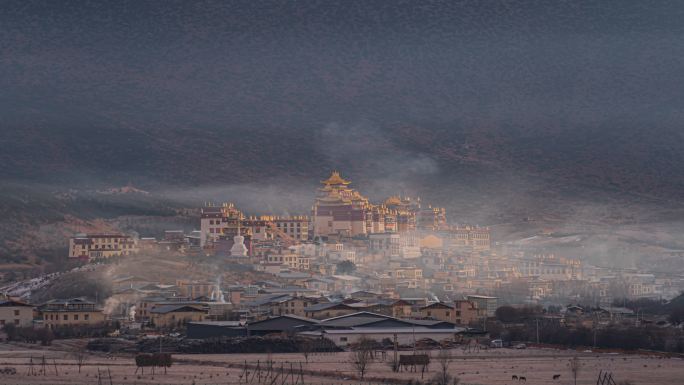 松赞林寺晨雾