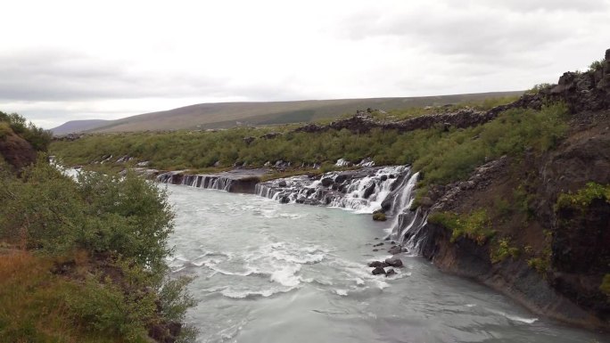Hraunfossar瀑布在冰岛西部，欧洲-侧面视图