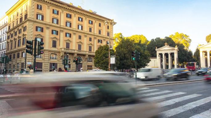 意大利中部城市罗马，夏季周末，在人民广场附近的城市街道上行走的人群和旅游乘客的时间流逝