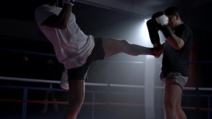 聚光灯下的对决在800帧/秒-战斗机的腿踢在戏剧性的拳台战斗在速度坡道