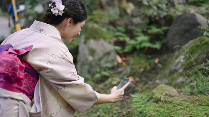 2024年，美丽的日本人享受着社交媒体