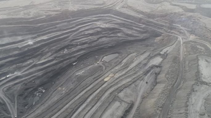 新疆哈密：航拍三道岭煤矿开采区