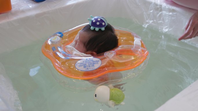 亚洲中国新生儿在月子中心游泳
