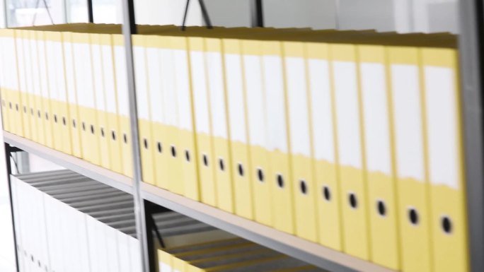 公司办公室架子上存放文件的黄色文件夹