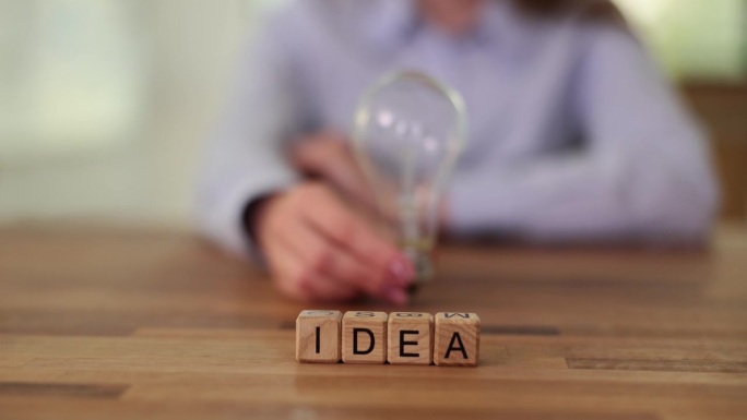 Word Idea由木块和灯泡构成