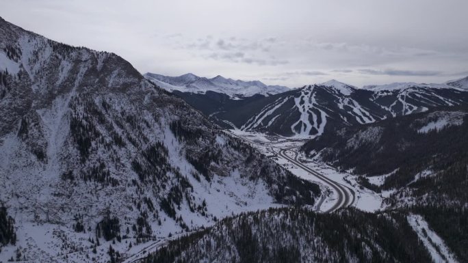 i70铜山Leadville科罗拉多州冬季十二月圣诞节航拍无人机电影滑雪跑道遥远的风景银索恩韦尔白杨
