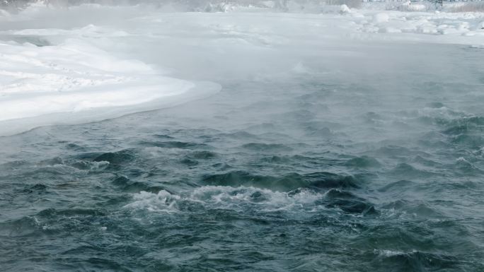 河流流水小溪溪水冰雪消融水源静谧的冬天