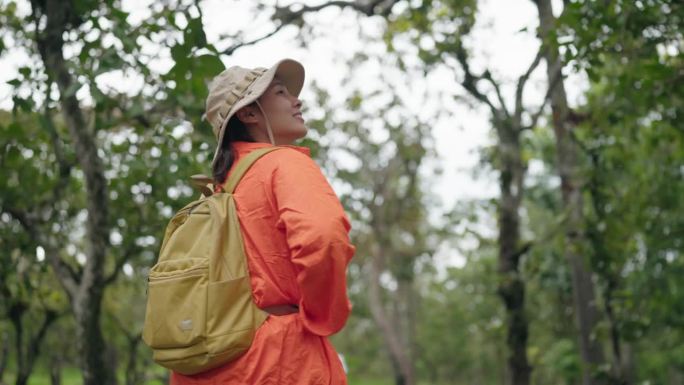 年轻的高加索女性在森林里徒步旅行