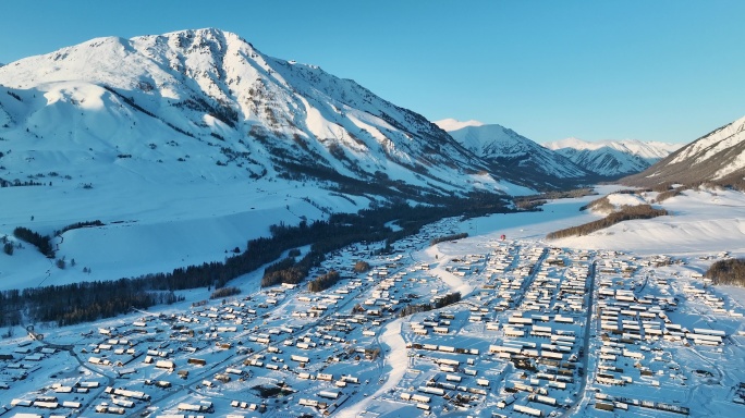 航拍新疆禾木村冬季雪景