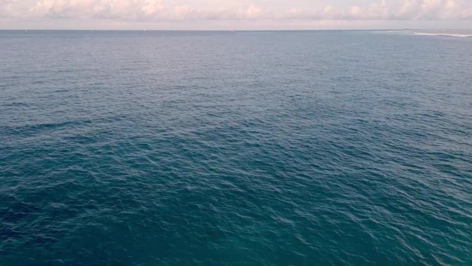 鸟瞰碧水蓝天的海景。太平洋风的野性与无风暴的平静潮汐。抽象自由和放松海上野生动物的大戏剧性概念