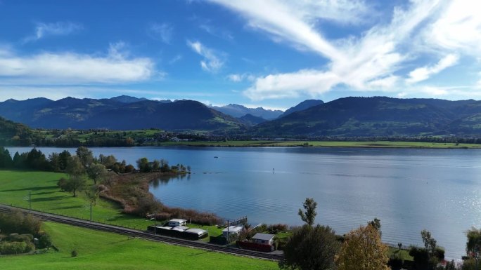 瑞士博林根附近的苏黎世湖的绿色景观和蓝天鸟瞰图。向前。