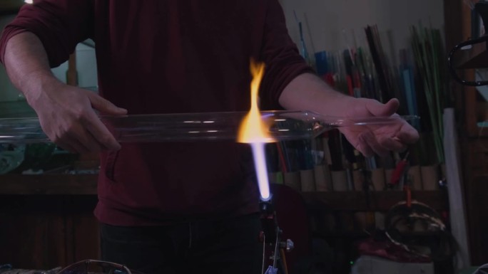 男人用火塑造玻璃电焊工机械设备玻璃加工