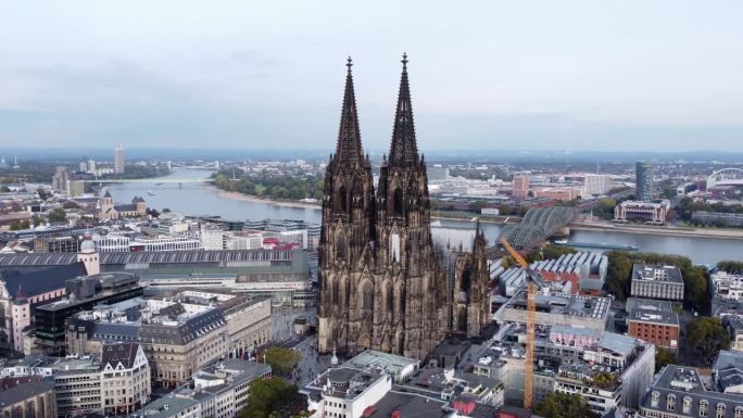 德国著名地标科隆大教堂华丽的双尖顶。空中