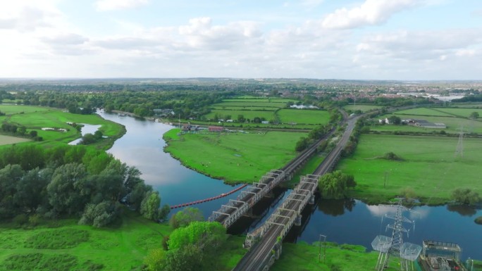 无人机拍摄的英格兰诺丁汉郡特伦特河