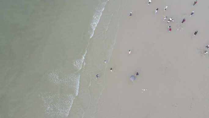 小孩沙滩玩耍海浪拍打沙滩浪花海岸线旅游