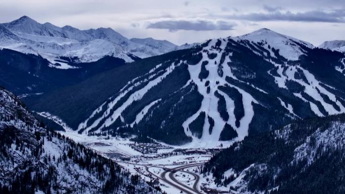 滑雪道小道遥远的i70铜山莱德维尔科罗拉多州冬季十二月圣诞节航拍无人机电影景观银索恩韦尔白杨十英里范
