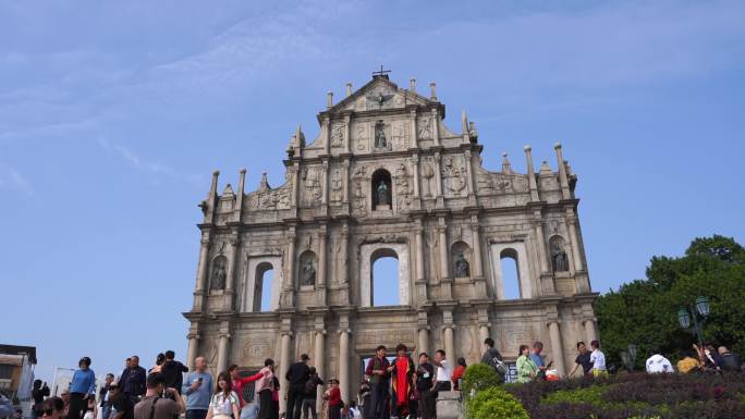 澳门大三巴牌坊前的游客人群拍照旅游人流