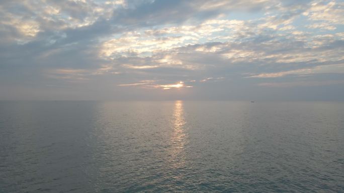 海上日落余晖晚霞天际线大海空镜宁静温馨