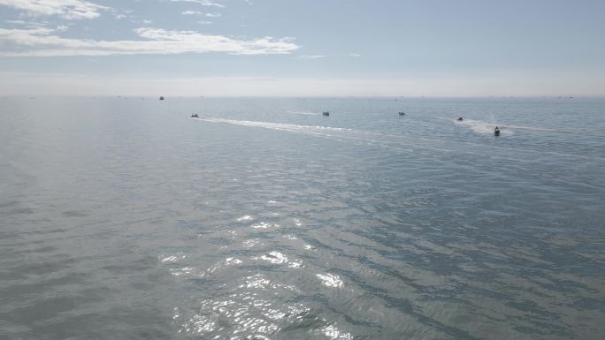 游客海上乘坐快艇游览观光海浪海岸线