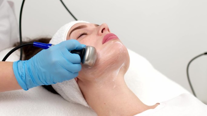 美容超声拉皮。一位年轻女子在美容美容中心享受着手术。拉皮，年轻健康肌肤。